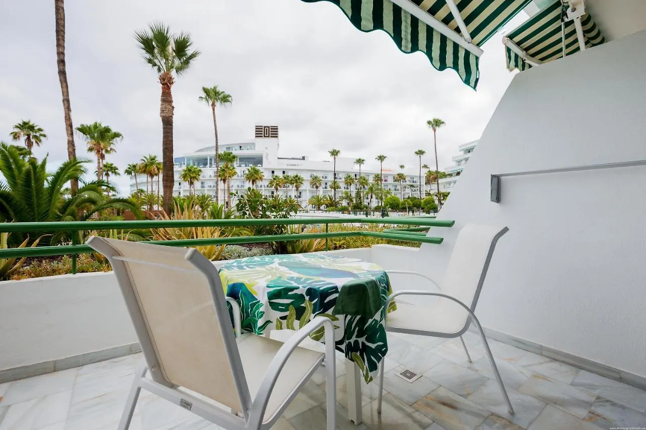 White Studio - La Caleta 아데제